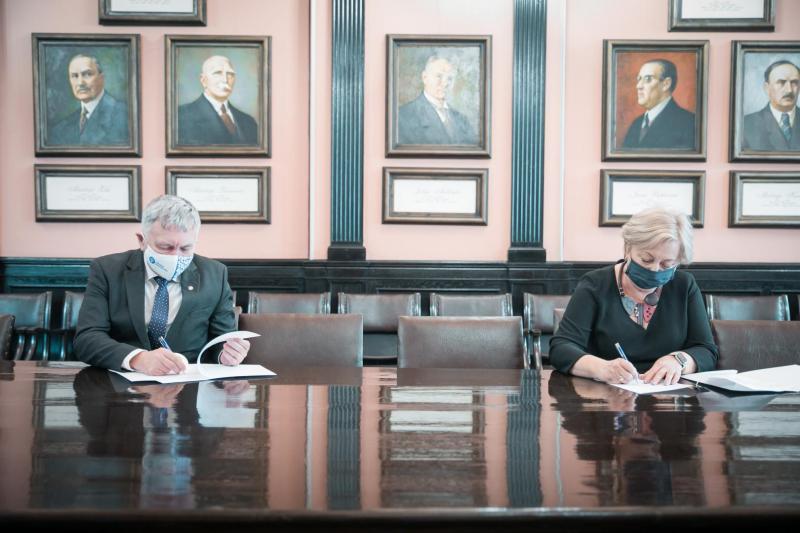 Fotogrāfija:No labās: CSP priekšniece Aija Žīgure, LU rektors profesors Indriķis Muižnieks paraksta sadarbības līgumu