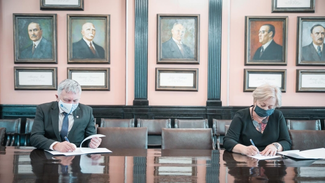 Fotogrāfija:No labās: CSP priekšniece Aija Žīgure, LU rektors profesors Indriķis Muižnieks paraksta sadarbības līgumu