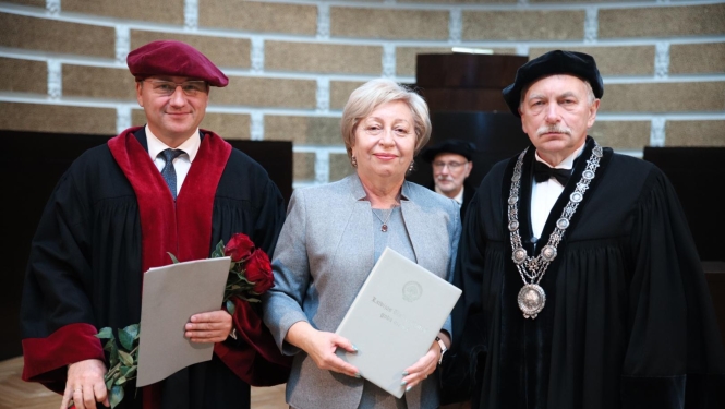 Fotogrāfija - No labās: LU rektors Prof. Indriķis Muižnieks, CSP priekšniece Aija Žīgure, LU Biznesa, vadības un ekonomikas fakultātes dekāns prof. Gundars Bērziņš. 