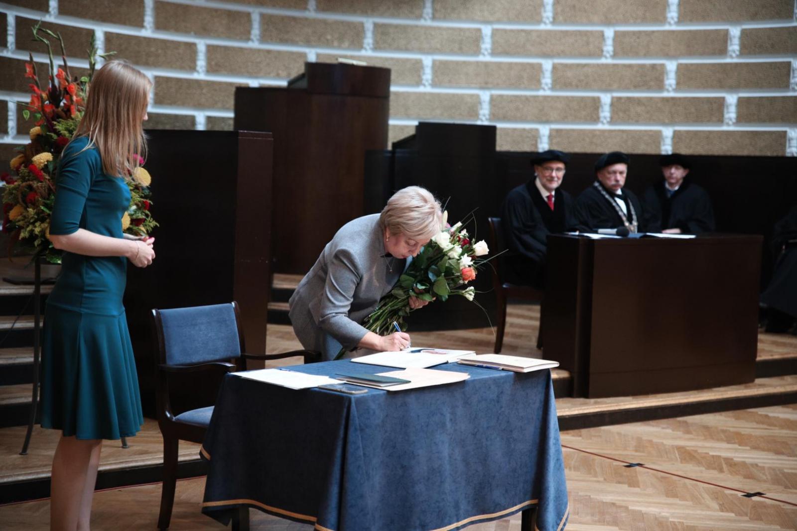 CSP priekšniece Aija Žīgure parakstās