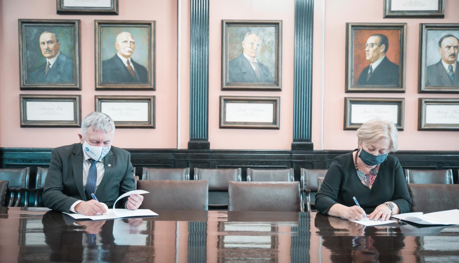 Fotogrāfija:No labās: CSP priekšniece Aija Žīgure, LU rektors profesors Indriķis Muižnieks paraksta sadarbības līgumu