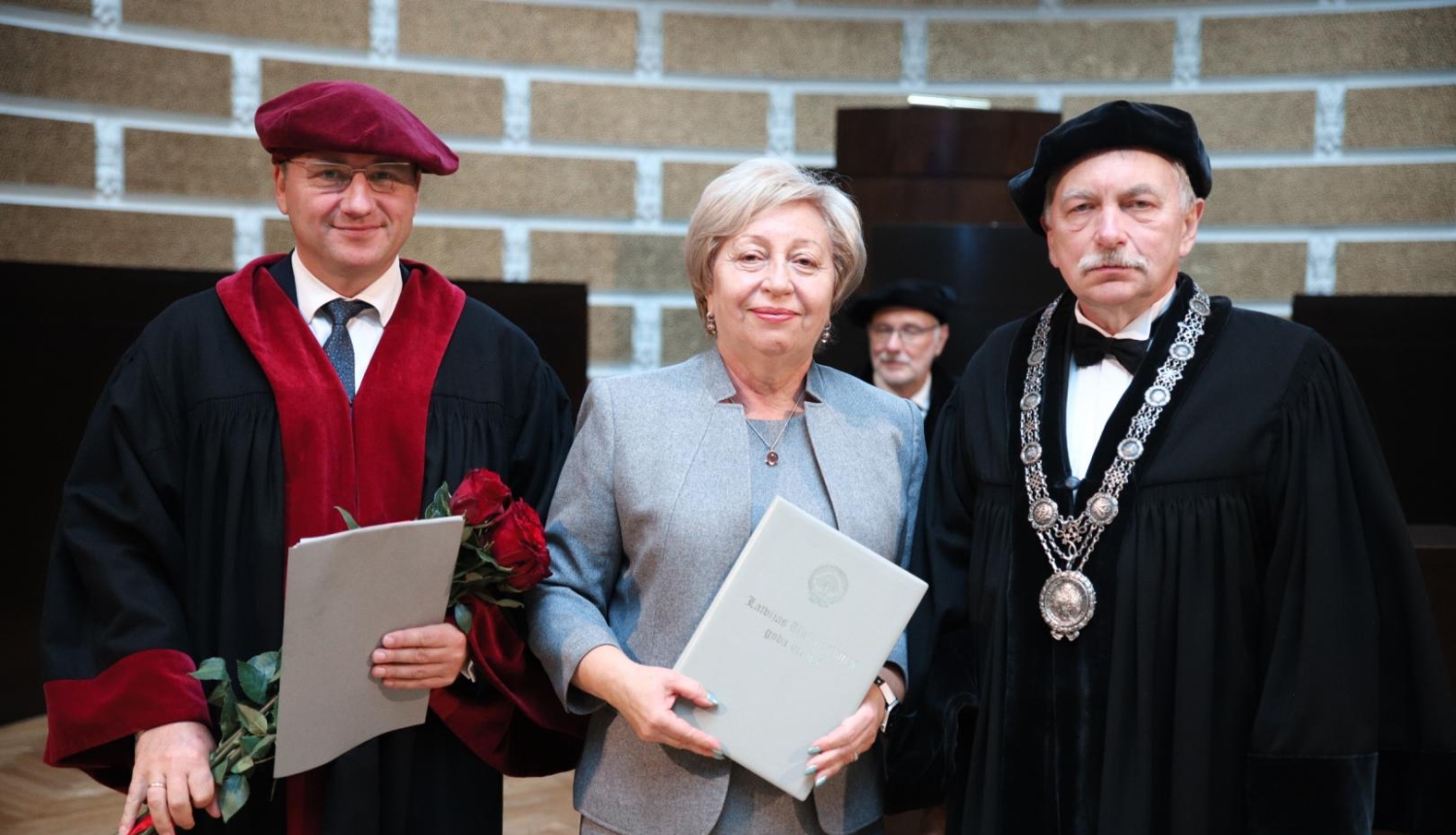 Fotogrāfija - No labās: LU rektors Prof. Indriķis Muižnieks, CSP priekšniece Aija Žīgure, LU Biznesa, vadības un ekonomikas fakultātes dekāns prof. Gundars Bērziņš. 