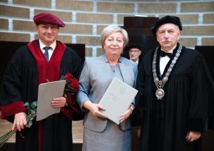 Fotogrāfija - No labās: LU rektors Prof. Indriķis Muižnieks, CSP priekšniece Aija Žīgure, LU Biznesa, vadības un ekonomikas fakultātes dekāns prof. Gundars Bērziņš.