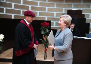 Fotogrāfija - , LU Biznesa, vadības un ekonomikas fakultātes dekāns prof. Gundars Bērziņš apsveic CSP priekšnieci