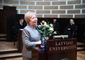 Fotogrāfija - CSP priekšniece Aija Žīgure saka pateicības runu