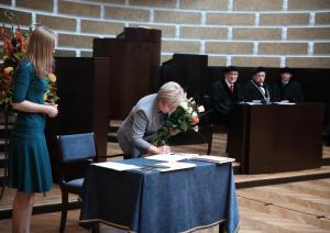 CSP priekšniece Aija Žīgure parakstās